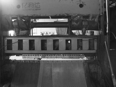 買了第一臺鋼板網機。